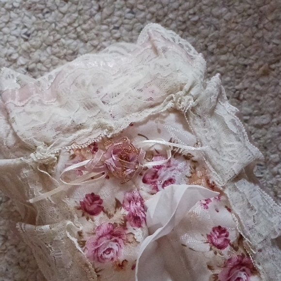 Vintage Ruffled and Floral Tissue Box Cover - Picture 2 of 6